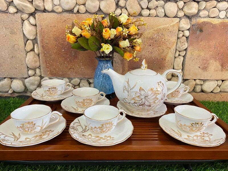 Bộ Trà Men Trắng Vẽ Sen Kẻ Chỉ Vàng uy tín Giá Tốt Sang Trọng ACLGQBV75 Bộ Trà Men Trắng Vẽ Sen Kẻ Chỉ Vàng uy tín Giá Tốt Sang Trọng ACLGQBV75