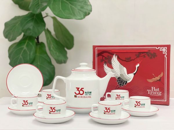 Bộ Ấm Chén In Logo Vuông Cao Bát Tràng Chỉ Đỏ Đẹp ACLGQBV194