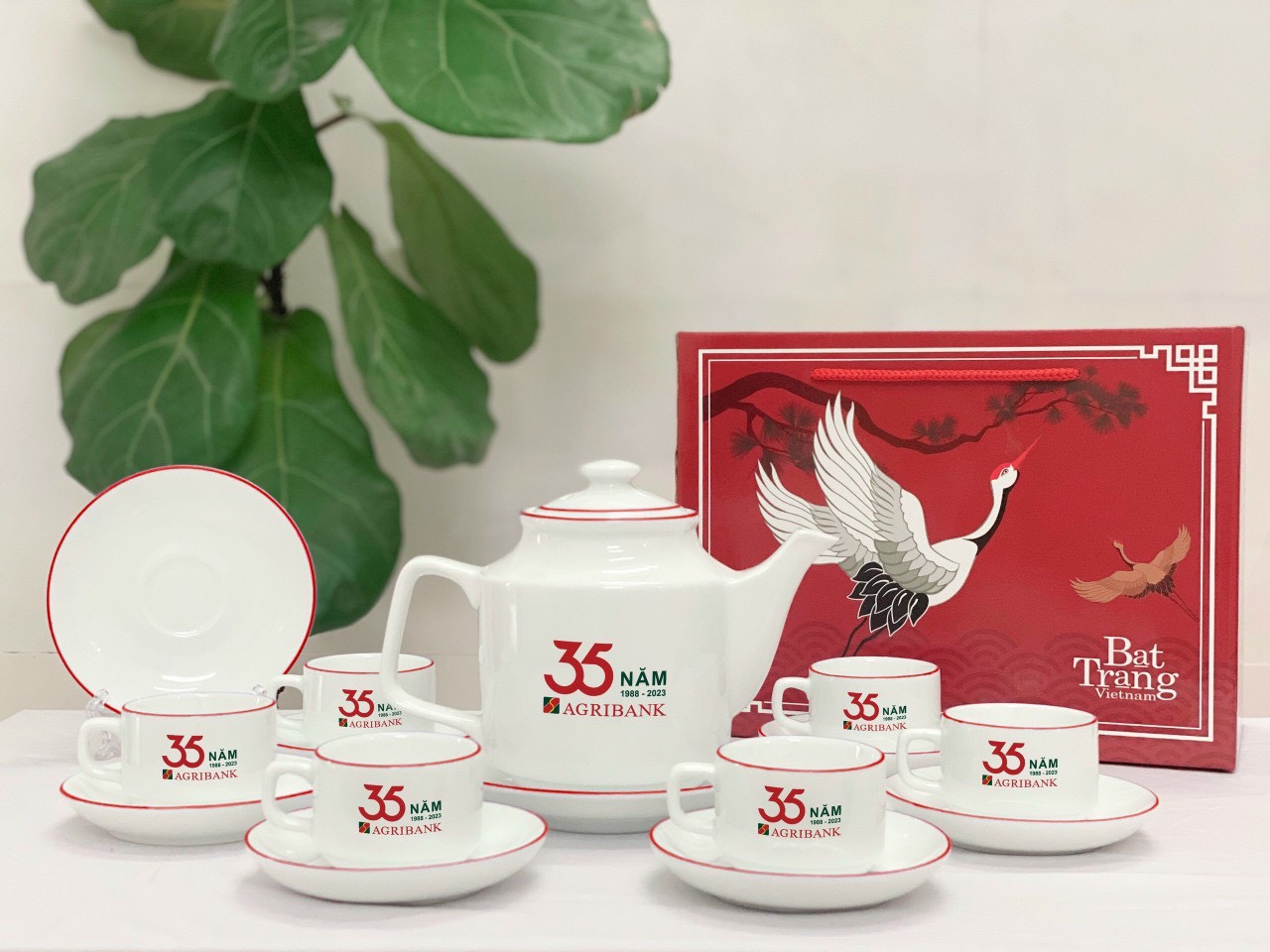 Giới Thiệu Về Mẫu Sản Phẩm Bộ Ấm Chén In Logo Vuông Cao Bát Tràng Chỉ Đỏ Đẹp ACLGQBV194 Bộ Ấm Chén In Logo Vuông Cao Bát Tràng Chỉ Đỏ Đẹp ACLGQBV194