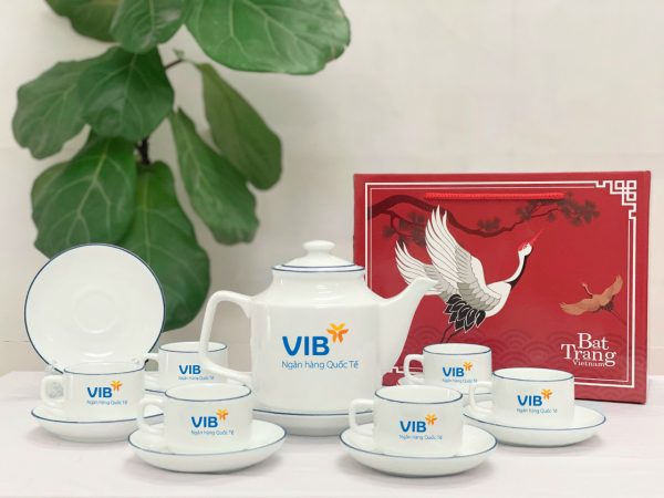 Bộ Ấm Chén In Logo Vuông Cao Bát Tràng Chỉ Xanh Dương cho doanh nghiệp ACLGQBV192