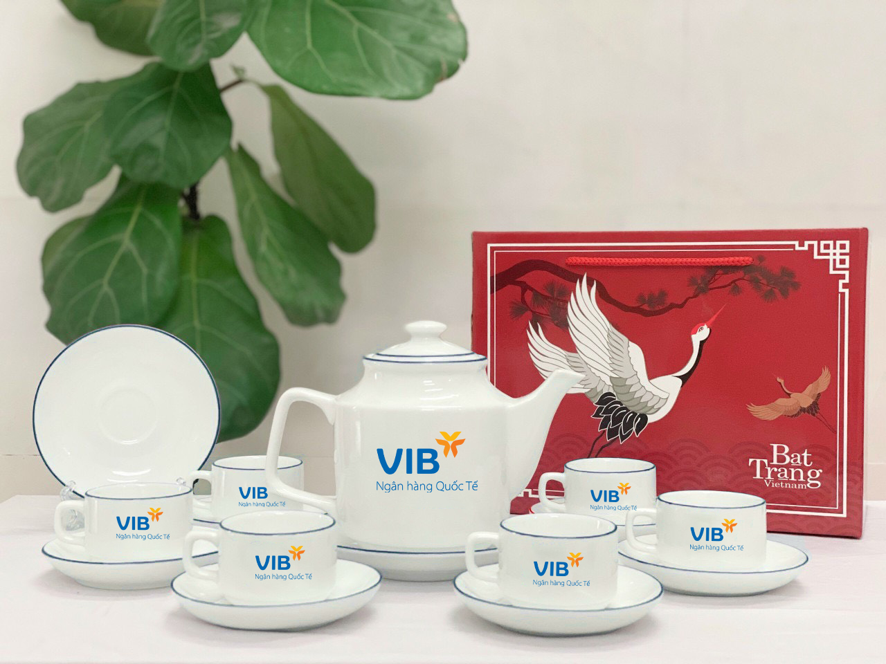 Giới Thiệu Về Sản Phẩm Bộ Ấm Chén In Logo Vuông Cao Bát Tràng Chỉ Xanh Dương cho doanh nghiệp ACLGQBV192 Bộ Ấm Chén In Logo Vuông Cao Bát Tràng Chỉ Xanh Dương cho doanh nghiệp ACLGQBV192