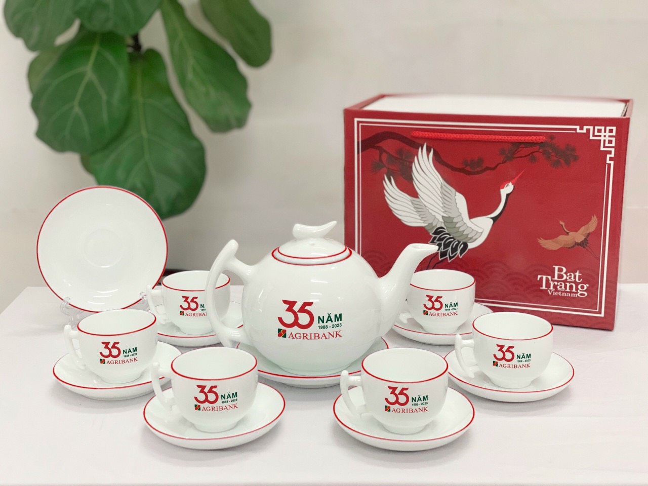 Đôi Nét Sản Phẩm: Bộ Ấm Chén In Logo Bát Tràng Dáng Bưởi Chỉ Đỏ Bộ Ấm Chén In Logo Bát Tràng Dáng Bưởi Chỉ Đỏ cho khách hàng ACLGQBV208