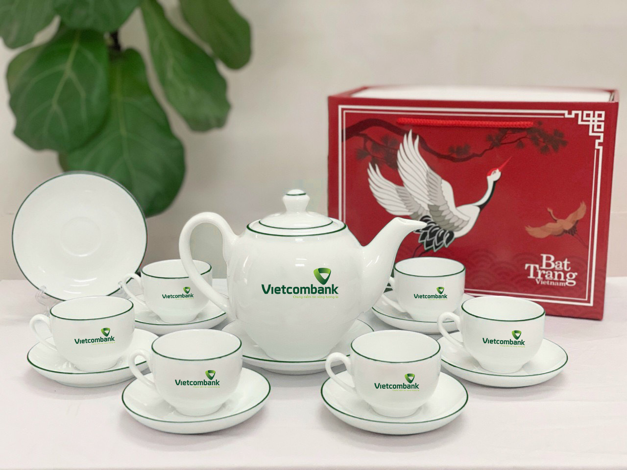 Khám Phá Về Sản Phẩm Bộ Ấm Chén In Logo Bát Tràng Dáng ML Xanh Lá Sang Trọng ACLGQBV201 Bộ Ấm Chén In Logo Bát Tràng Dáng ML Xanh Lá Sang Trọng ACLGQBV201