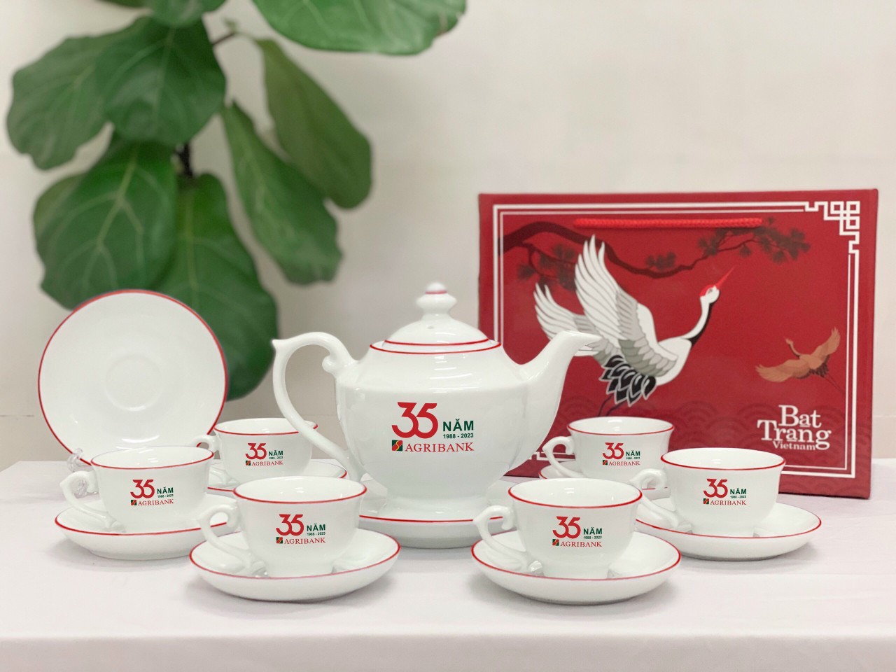 Đôi Nét Sản Phẩm Bộ Ấm Chén In Logo Bát Tràng Đèn Thần Chỉ Đỏ Giá Tốt Sang Trọng ACLGQBV200 Bộ Ấm Chén In Logo Bát Tràng Đèn Thần Chỉ Đỏ Giá Tốt Sang Trọng ACLGQBV200