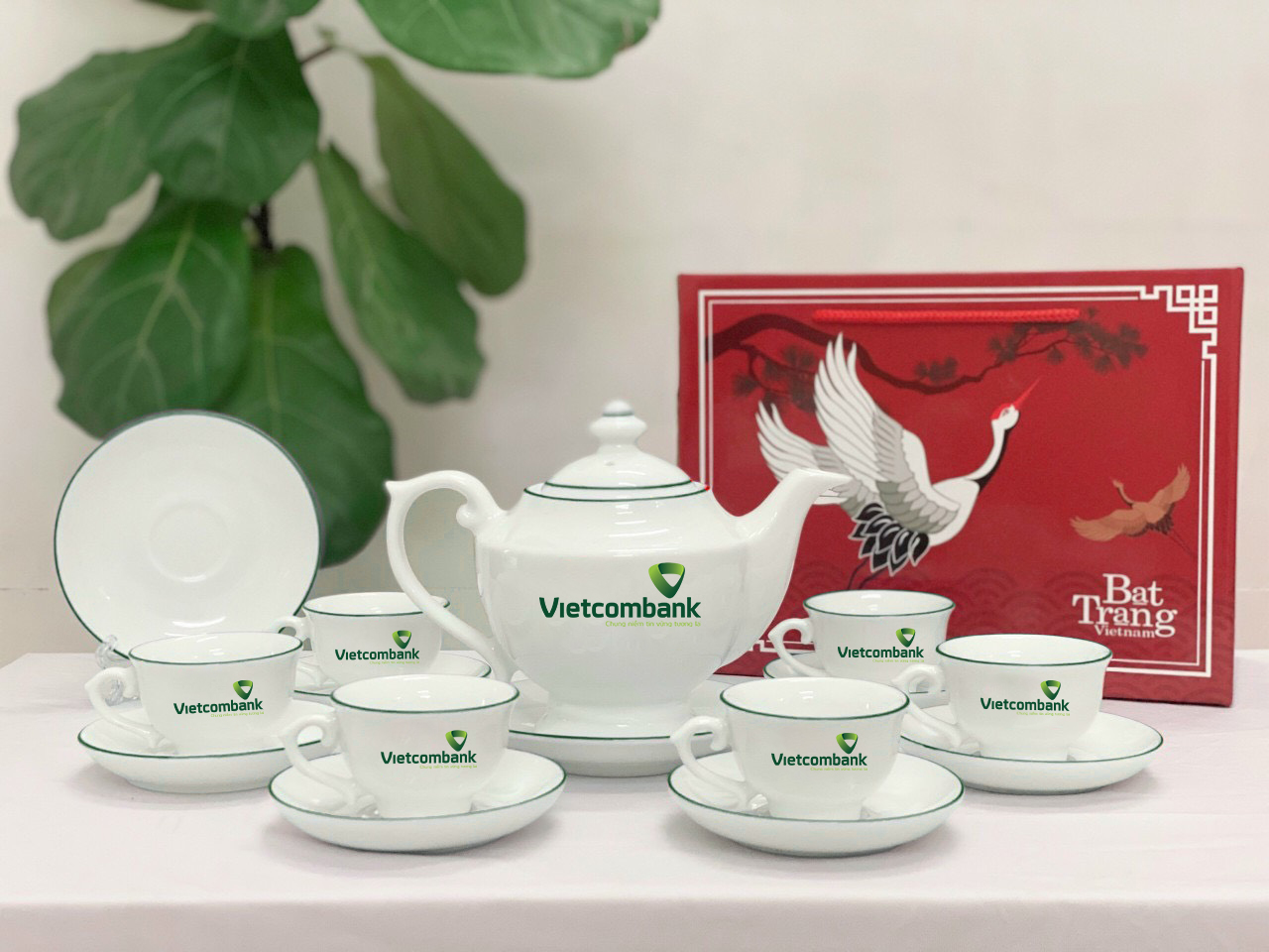 Thông Tin Về Mẫu Sản Phẩm Bộ Ấm Chén In Logo Bát Tràng Đèn Thần Chỉ Xanh Lá Giá Rẻ ACLGQBV198 Bộ Ấm Chén In Logo Bát Tràng Đèn Thần Chỉ Xanh Lá Giá Rẻ ACLGQBV198