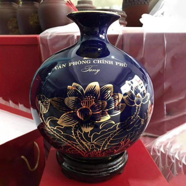 Bình Hút Tài lộc Bát Tràng Sen Vẽ Vàng Logo Văn Phòng Chính Phủ cao cấp Giá Tốt Sang Trọng BHLGQBV31 2 Bình Hút Tài lộc Bát Tràng Sen Vẽ Vàng Logo Văn Phòng Chính Phủ cao cấp Giá Tốt Sang Trọng BHLGQBV31
