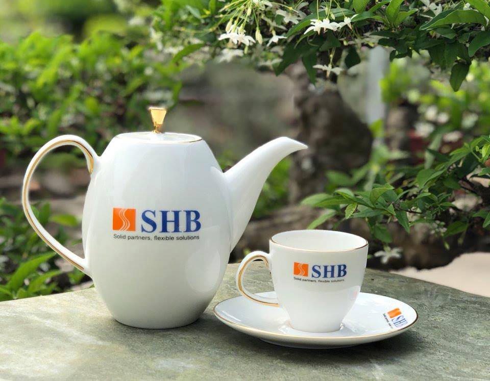 Bộ ấm chén trà Minh Long in logo SHB 0.47 L Anna Cao Chỉ Vàng HG Giá Rẻ Bộ ấm chén trà Minh Long in logo SHB 0.47 L Anna Cao Chỉ Vàng HG Giá Rẻ