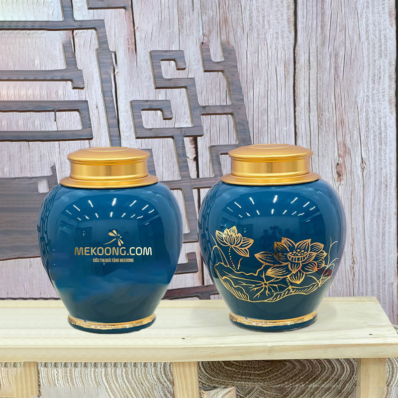 Hũ trà màu xanh dương nhạt vẽ vàng hoa sen - logo MB Sang Trọng ACLGQBV171