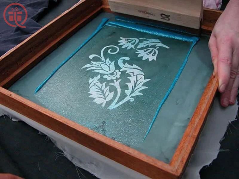 Ưu và nhược điểm nổi bật của in lụa In lụa là gì? Ưu nhược điểm, quy trình, ứng dụng in