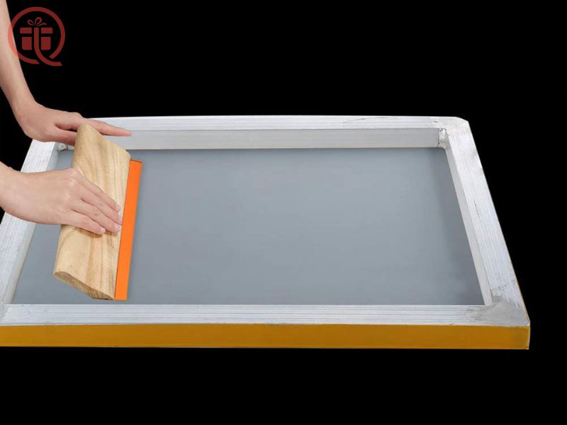 Vệ Sinh Lưới Khung In lụa là gì? Ưu nhược điểm, quy trình, ứng dụng in
