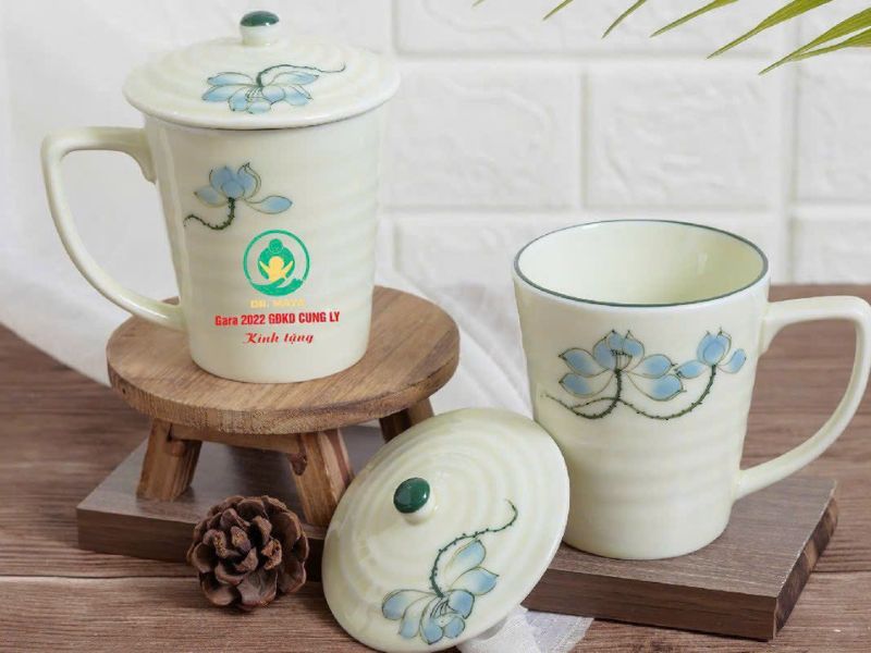 Ly cốc sứ in logo Gợi ý 16+ món quà tặng Halloween độc đáo, ấn tượng cho người thân