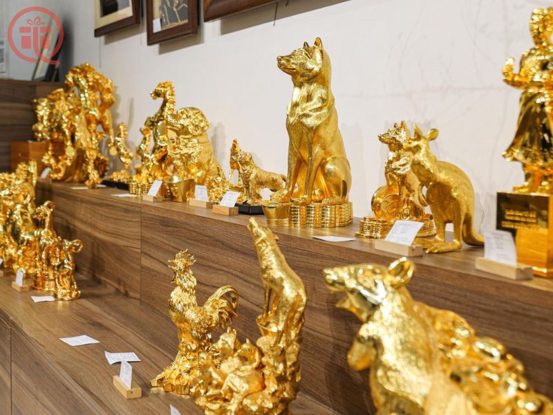 Tượng linh vật mạ vàng