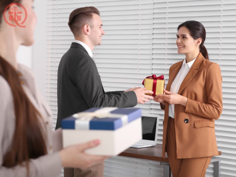 Ý nghĩa của quà tặng đối với doanh nghiệp Quà tặng là gì? Nên chuẩn bị vào những dịp quan trọng nào?