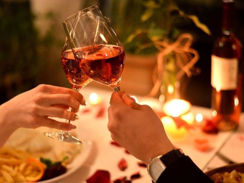 Bữa ăn tối lãng mạn Gợi ý 16+ mẫu quà tặng độc đáo, bất ngờ cho doanh nghiệp