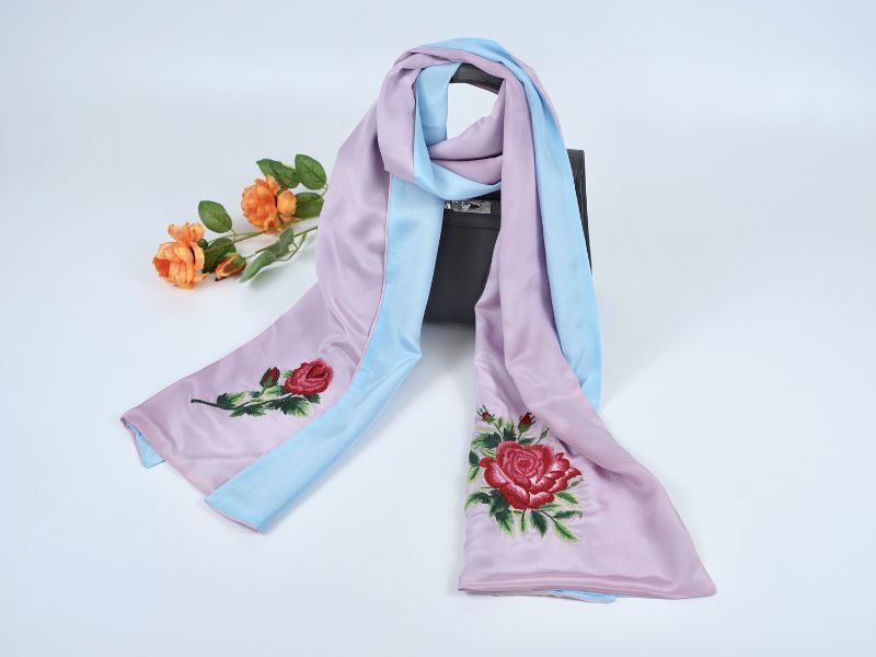 Khăn choàng lụa handmade cao cấp Gợi ý 16+ mẫu quà tặng độc đáo, bất ngờ cho doanh nghiệp